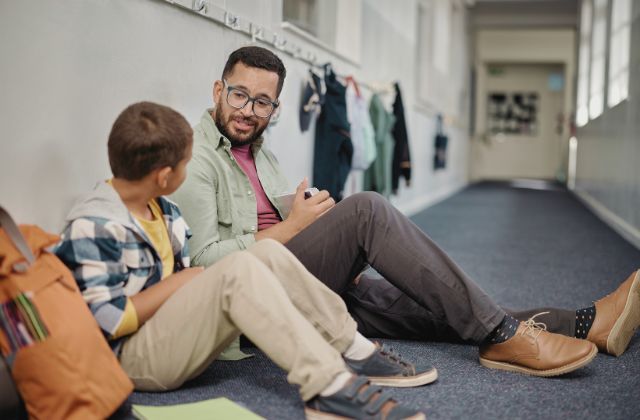 Mit tehetünk szülőként, ha a kisiskolás gyermekünk stresszel?